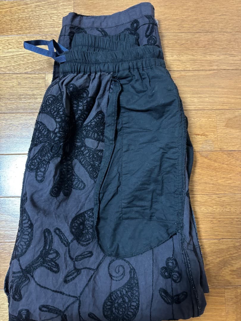 pokipee 花柄刺繍 カジュアルパンツ