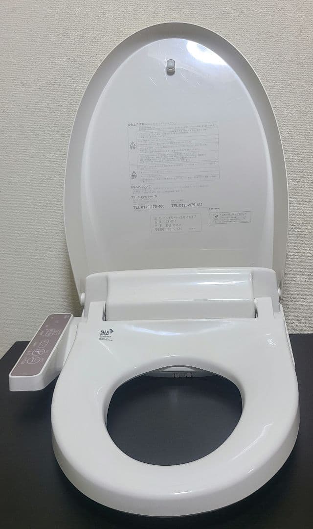 美品 年製リクシルシャワートイレD10タイプ CW-D11 オフホワイト(01)