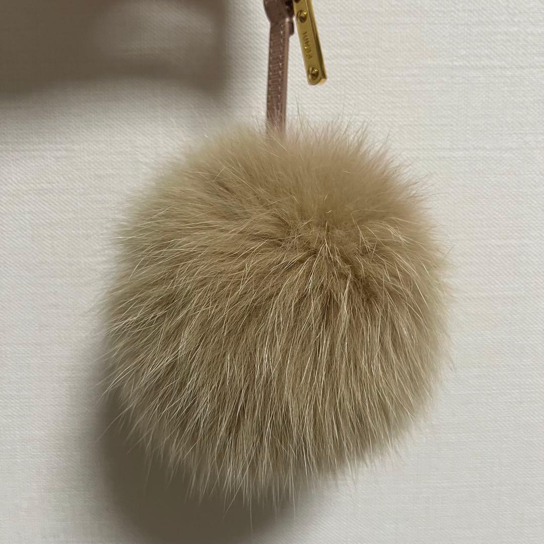 FENDI ファーポンポンチャーム ピンクベージュ