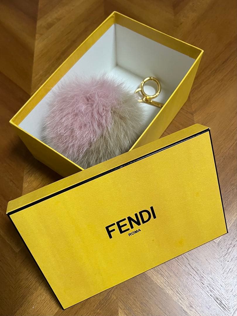 FENDI ファーポンポンチャーム ピンクベージュ