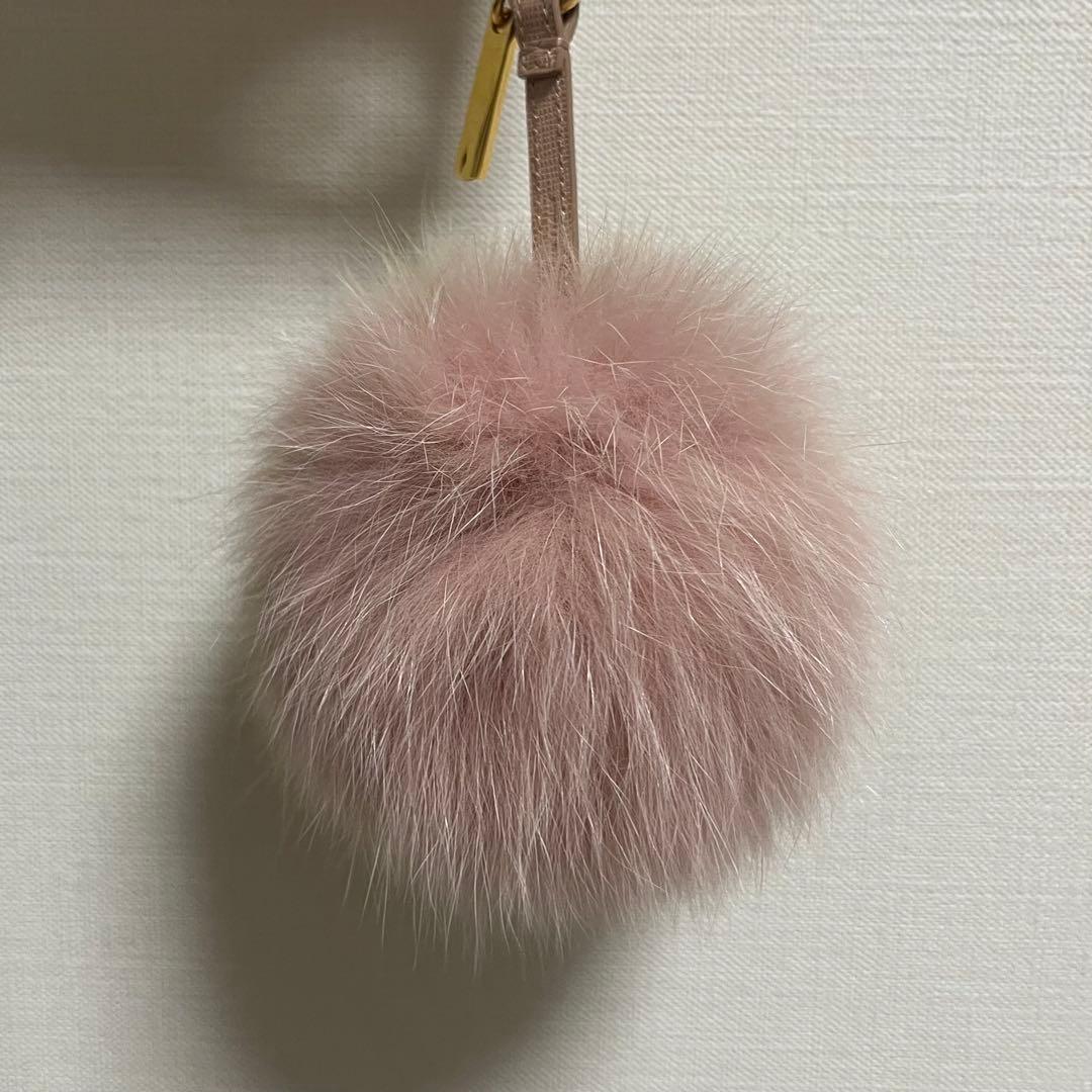 FENDI ファーポンポンチャーム ピンクベージュ