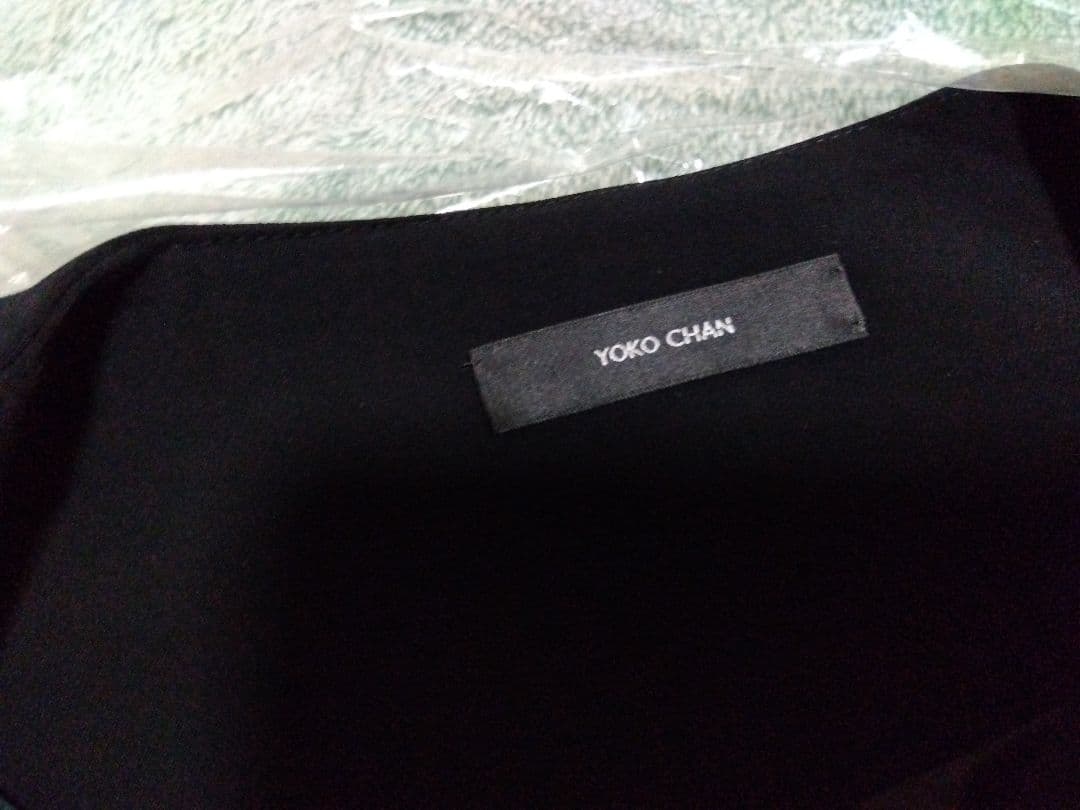 ブラック フロントラッフルコート