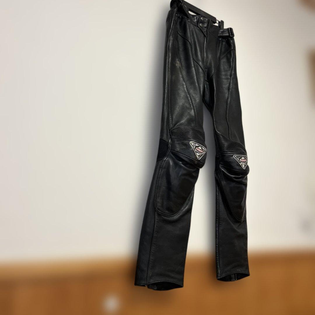クシタニ レザーパンツ ブーツアウト