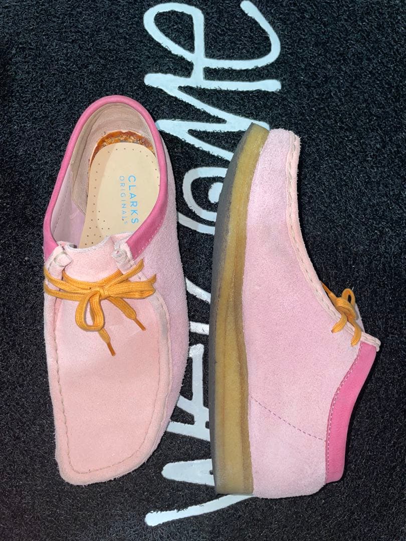 クラークス x リーバイス ワラビー ピンクコンビ