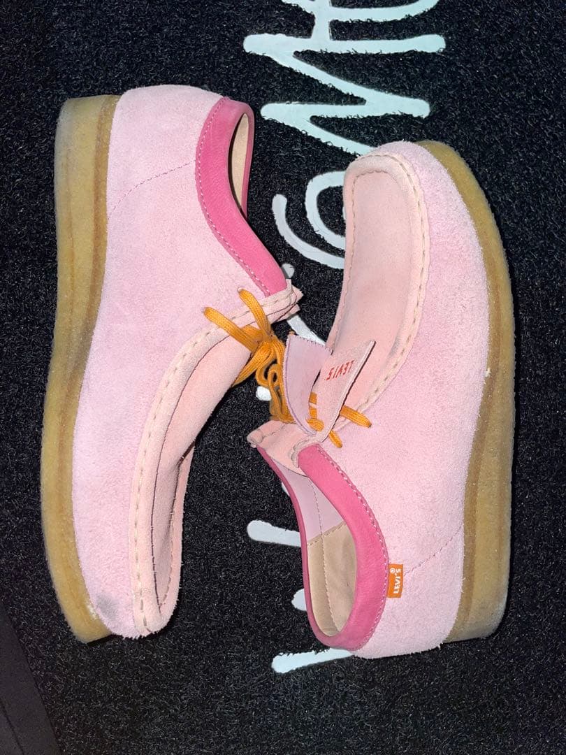 クラークス x リーバイス ワラビー ピンクコンビ