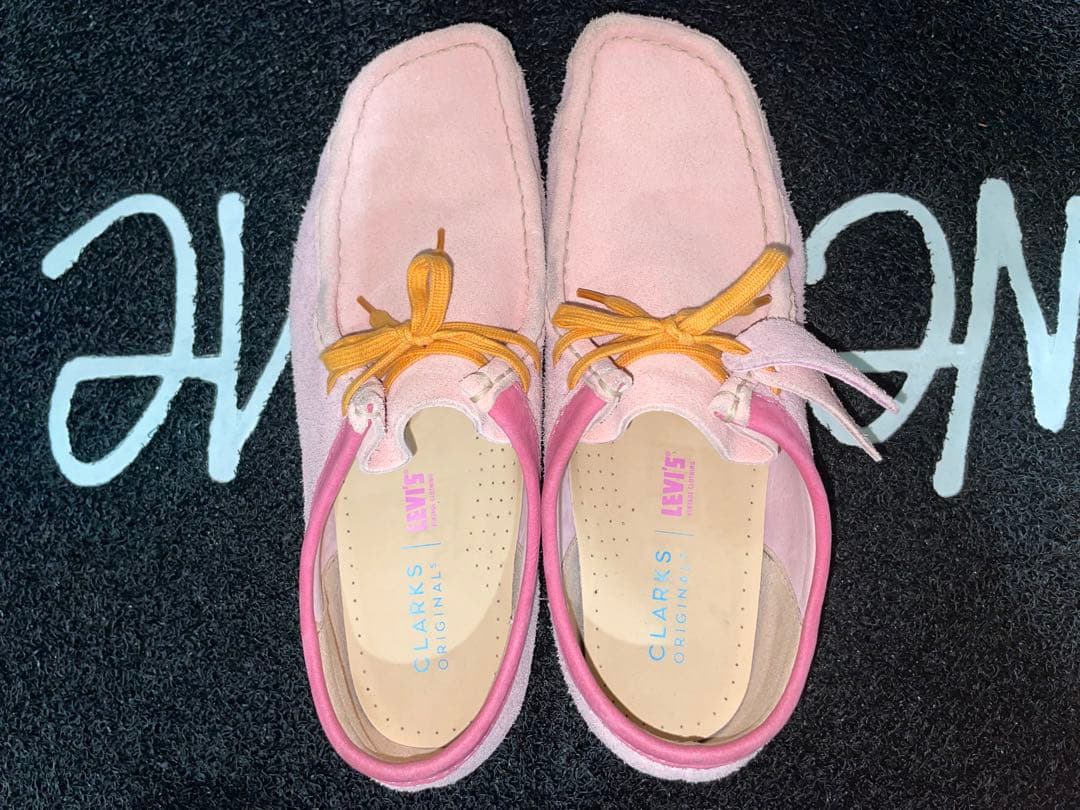 クラークス x リーバイス ワラビー ピンクコンビ