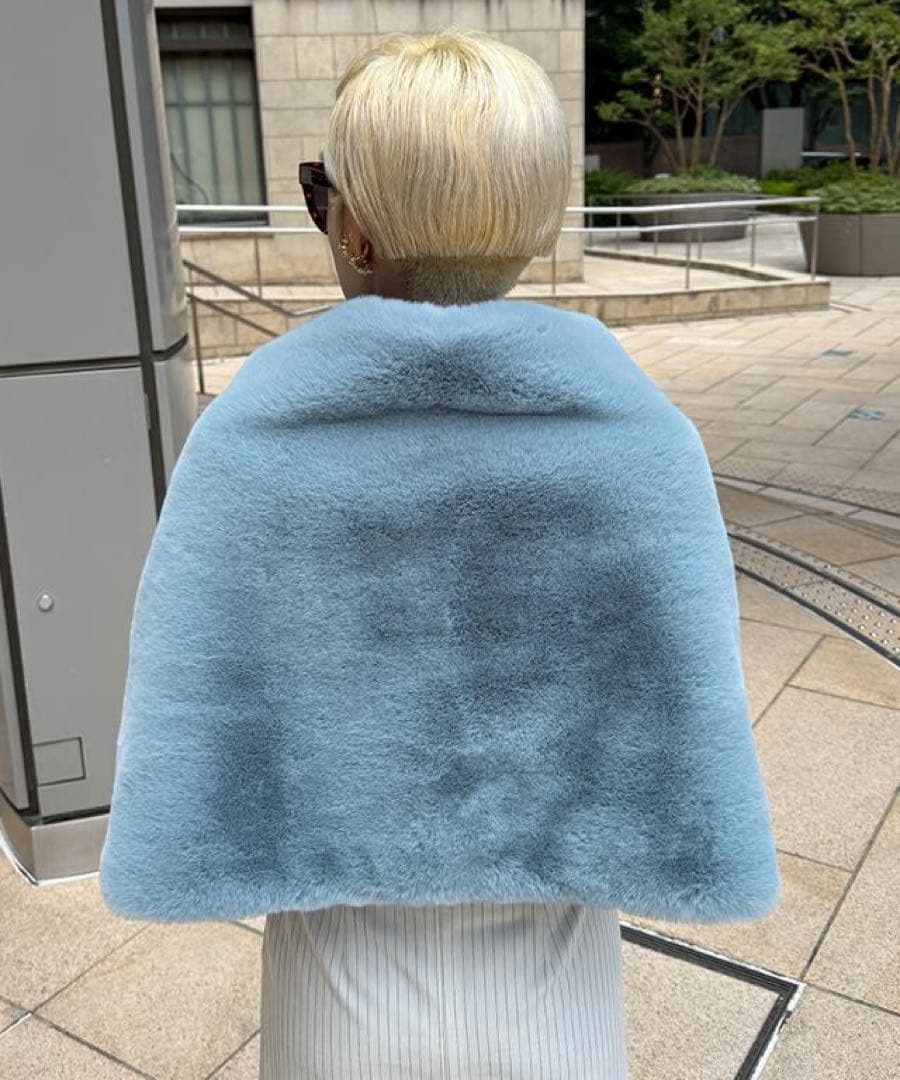 ジェンヌ　 リッチボリュームファーケープ ライトブルー