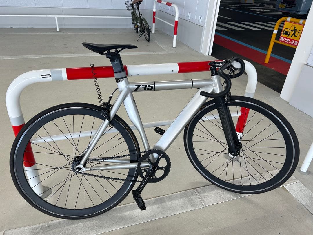 シルバー ブラック ピストバイク 735