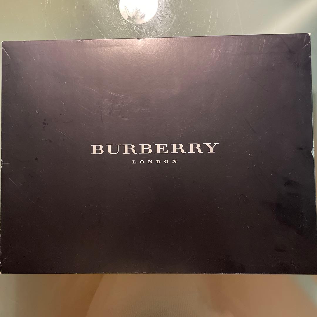 バーバリー　ダウン70%フェザー30％の羽毛ひざ掛け　専用ボックス入　新品未開封