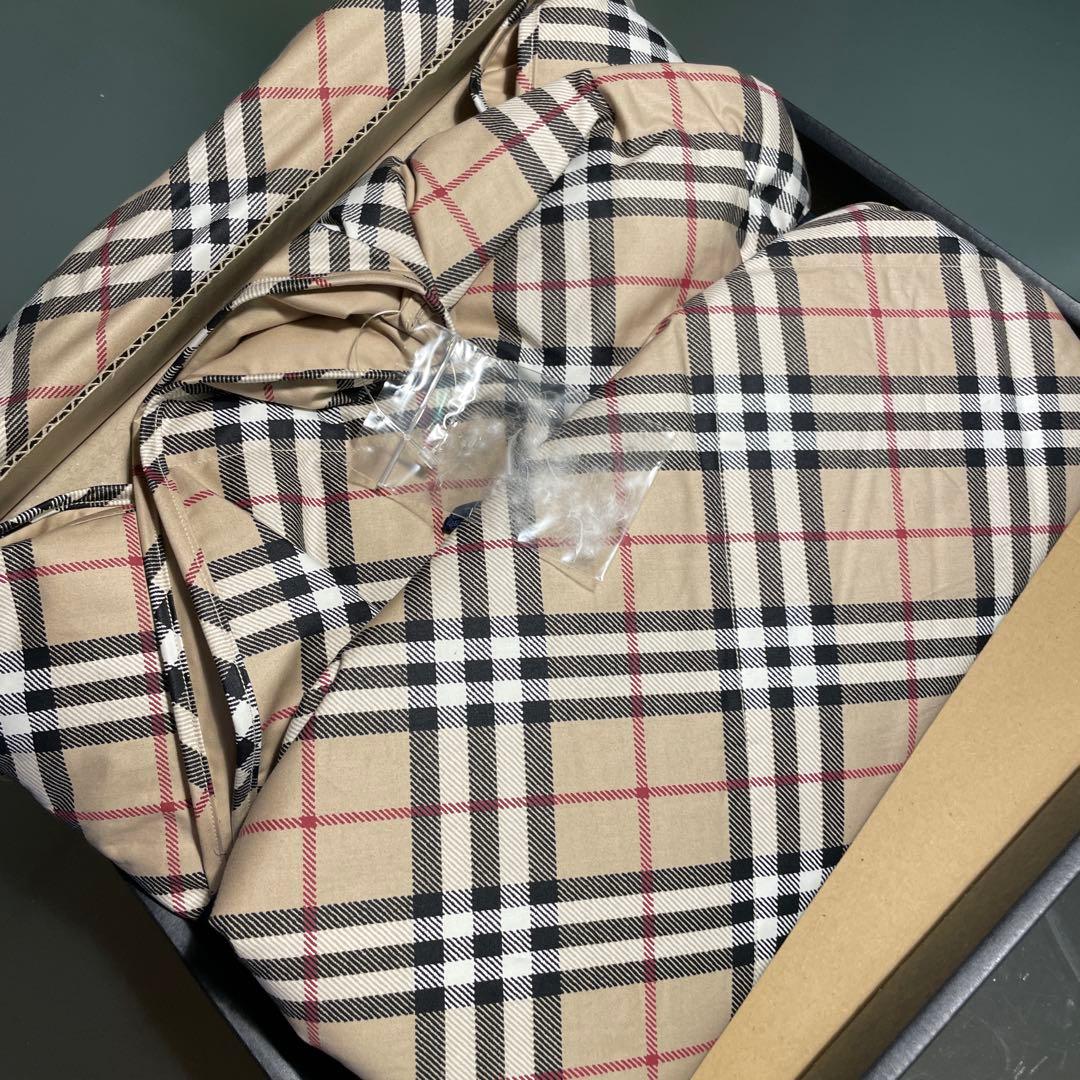 バーバリー　ダウン70%フェザー30％の羽毛ひざ掛け　専用ボックス入　新品未開封