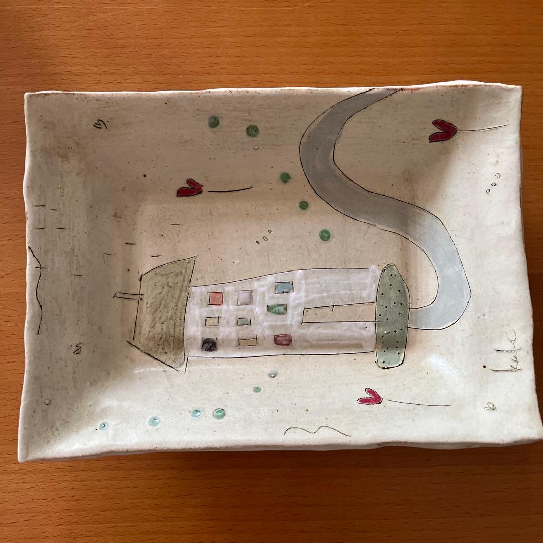 陶芸家　ケイトポムフレット　 手描き陶器プレート 家と花デザイン