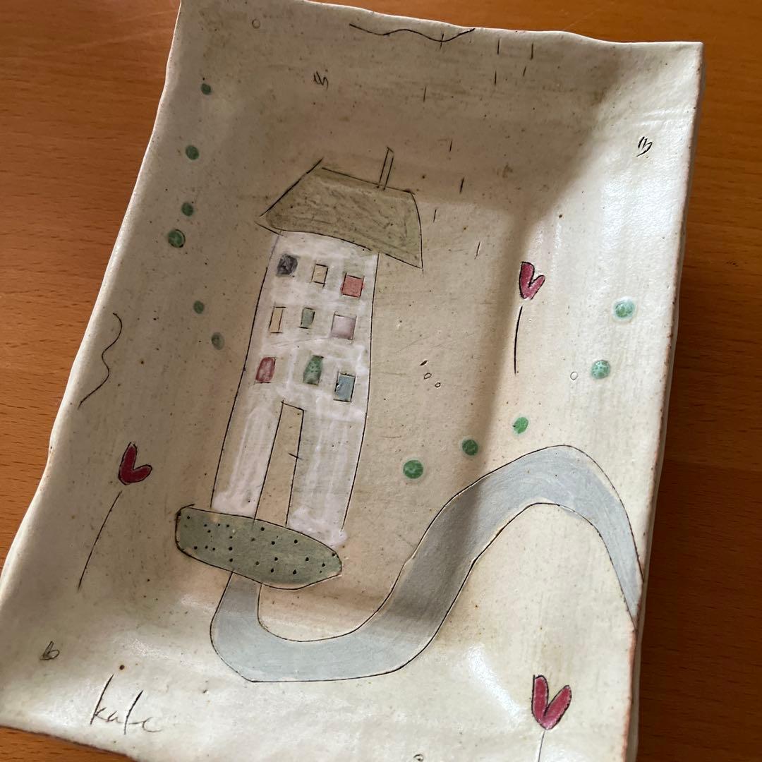 陶芸家　ケイトポムフレット　 手描き陶器プレート 家と花デザイン