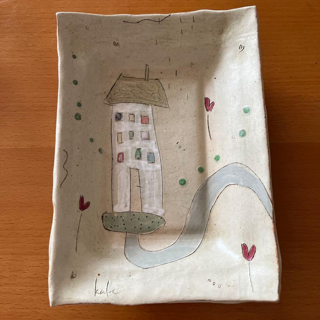 陶芸家　ケイトポムフレット　 手描き陶器プレート 家と花デザイン