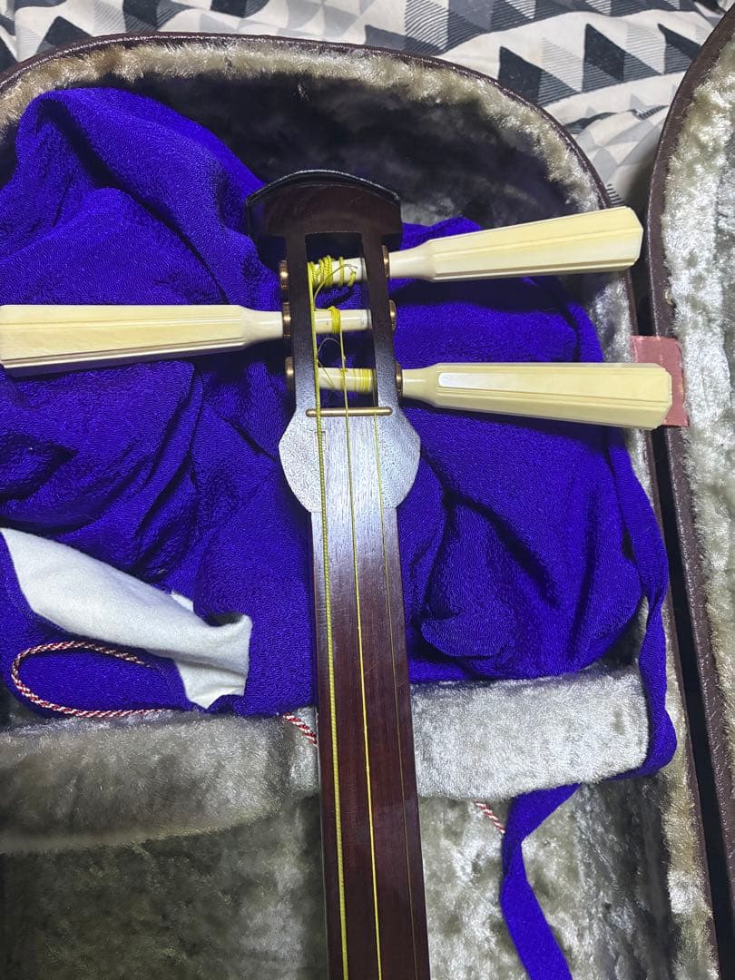 津軽三味線！紅木！天然素材の高級糸巻き付き！