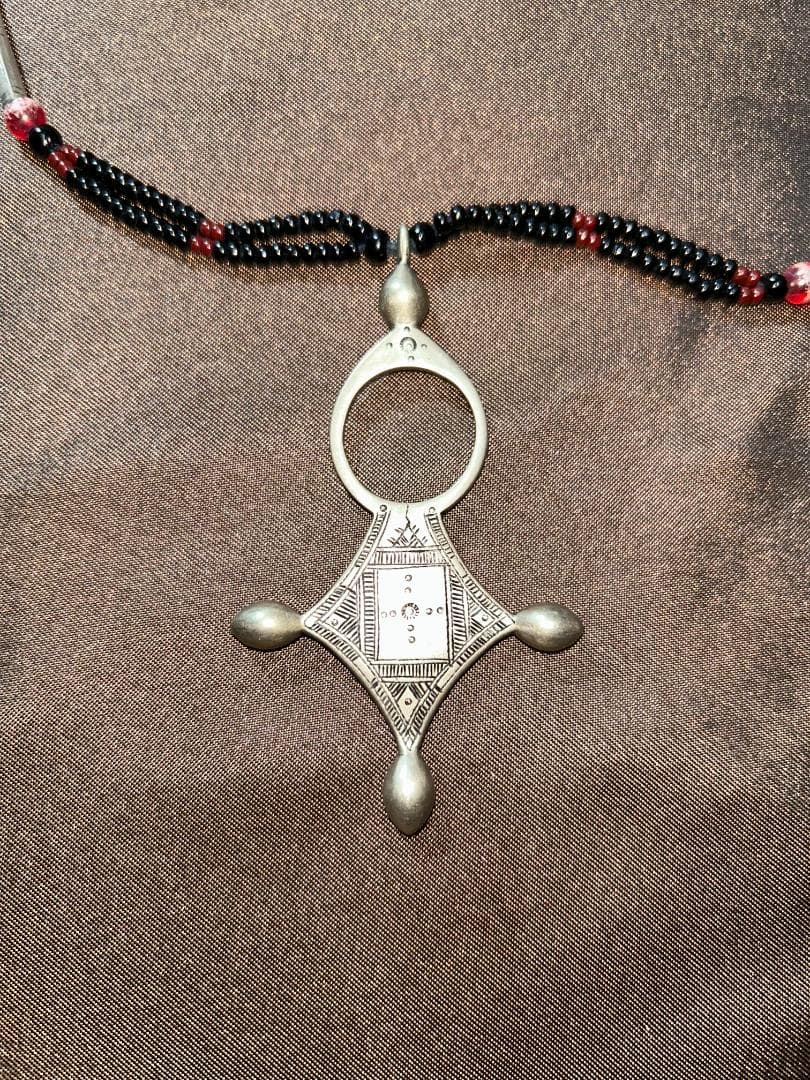 トゥアレグ族のお守り　アガデスクロスの首飾り