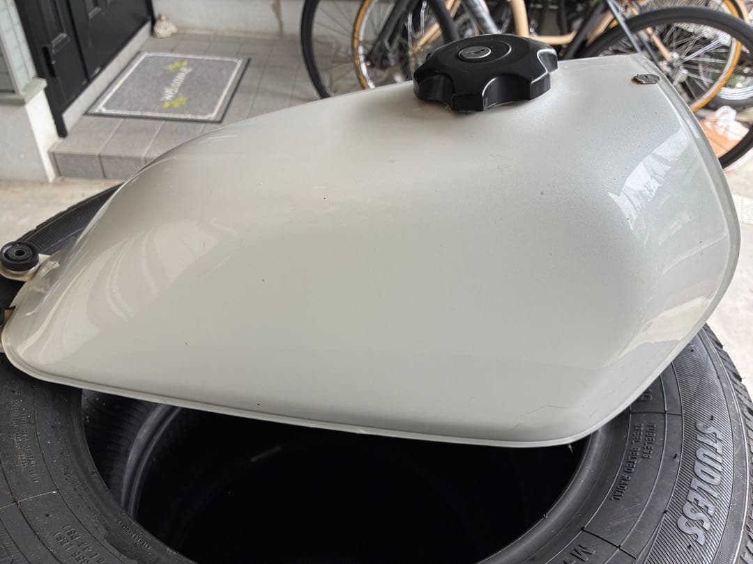 グラストラッカー　NJ4BA 純正タンク