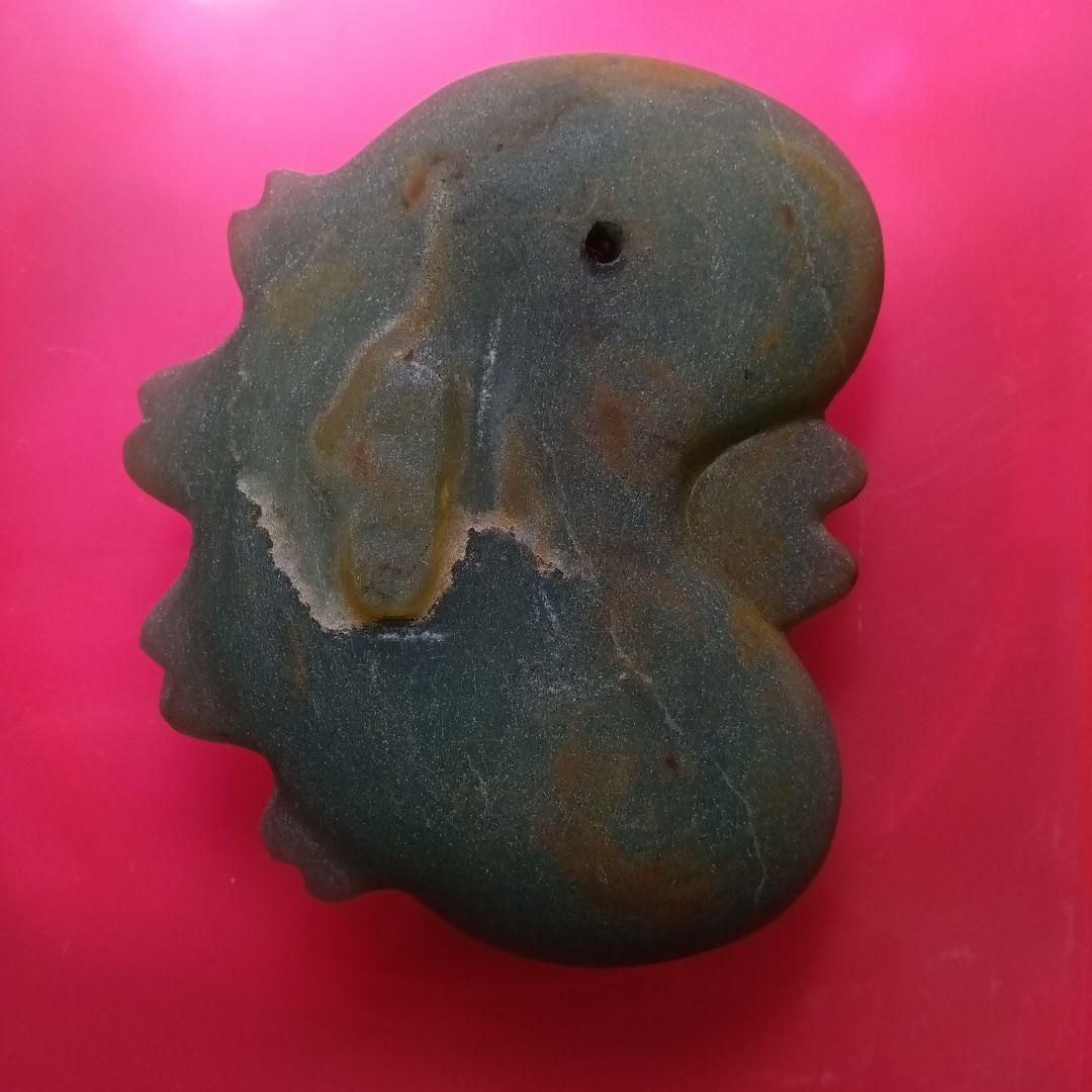 竹田城で御座います。緑色の特大円形子持勾玉　　　勾玉史料　古墳文化副葬品