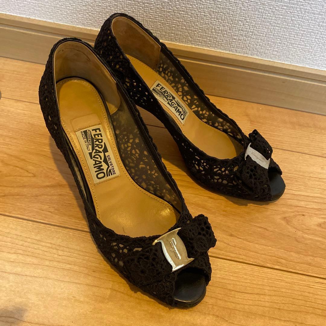 r*ル様 Ferragamo ネイビー レース編みオープントゥヒール