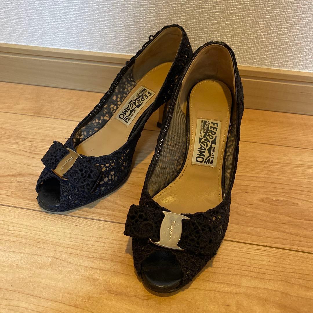 r*ル様 Ferragamo ネイビー レース編みオープントゥヒール