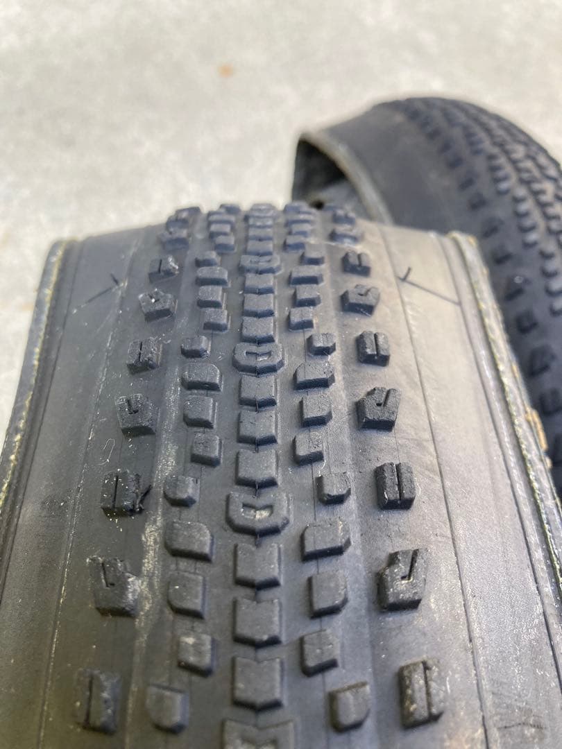 BETASSO RSL 700x42C チューブレスタイヤ　2本　ボントレガー