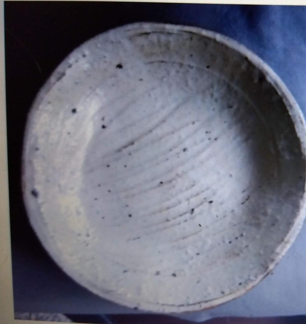 【めいサイト】信楽焼粉引大皿および越前漆器山岸厚夫粗挽き根来塗大丸盆