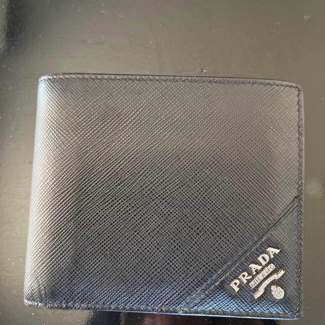PRADA 二つ折り財布 黒 レザー