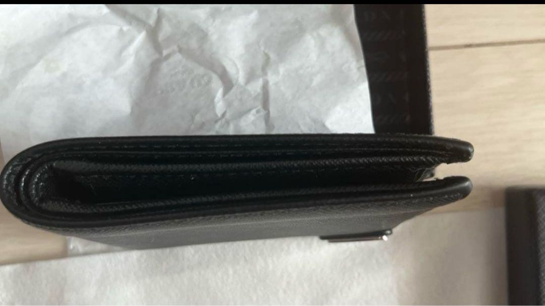 PRADA 二つ折り財布 黒 レザー