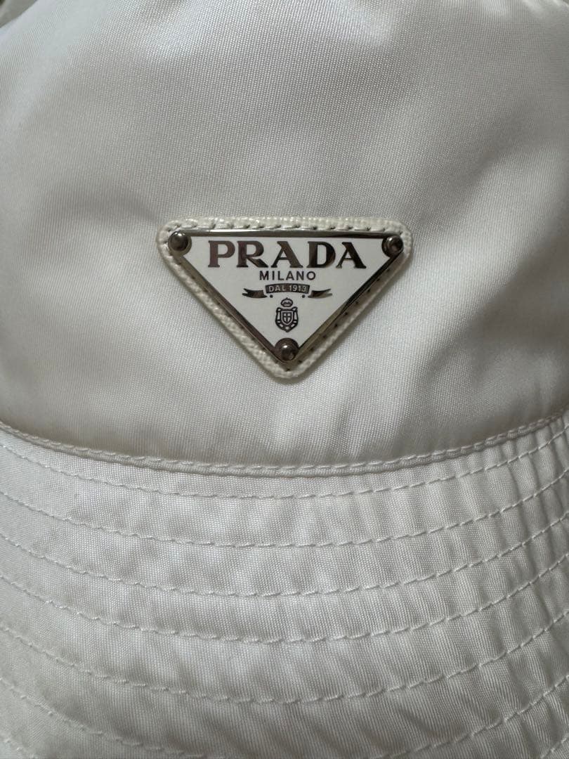 PRADA (プラダ) Re Nylon 三角ロゴ バケットハット　ホワイト