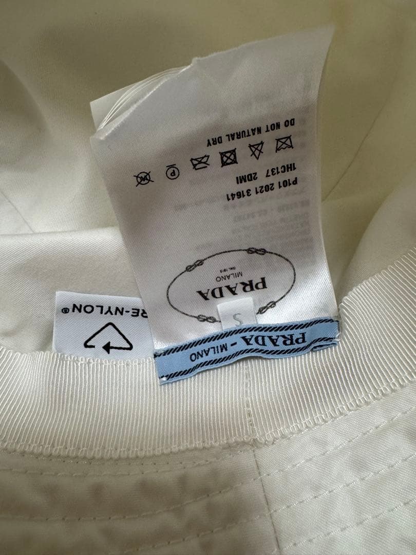 PRADA (プラダ) Re Nylon 三角ロゴ バケットハット　ホワイト