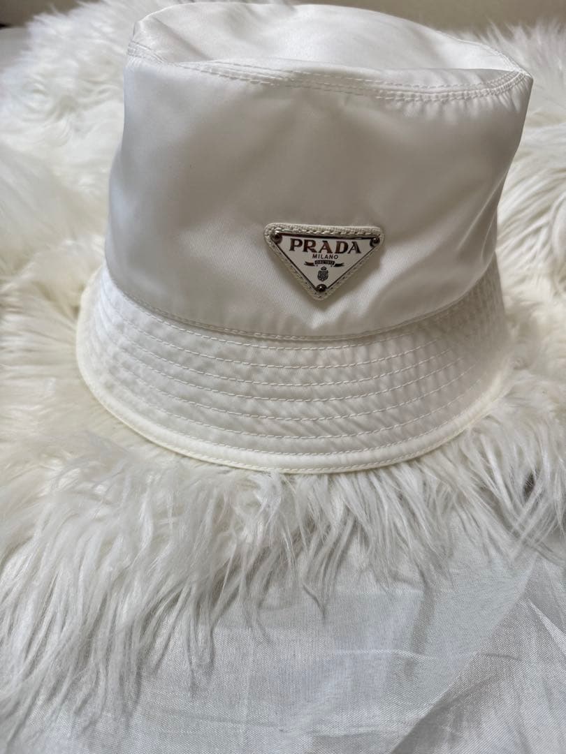 PRADA (プラダ) Re Nylon 三角ロゴ バケットハット　ホワイト