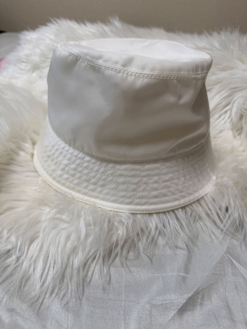 PRADA (プラダ) Re Nylon 三角ロゴ バケットハット　ホワイト