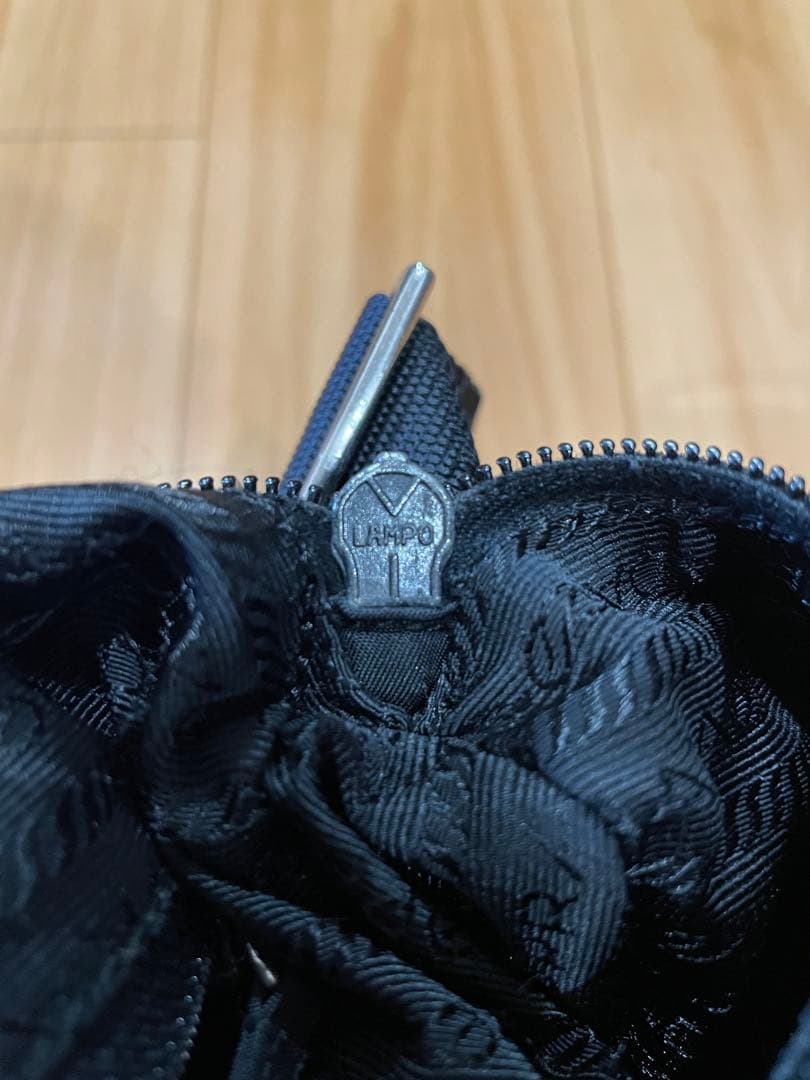 PRADA テスート ミニメッセンジャーバッグ 三角ロゴプレート NERO