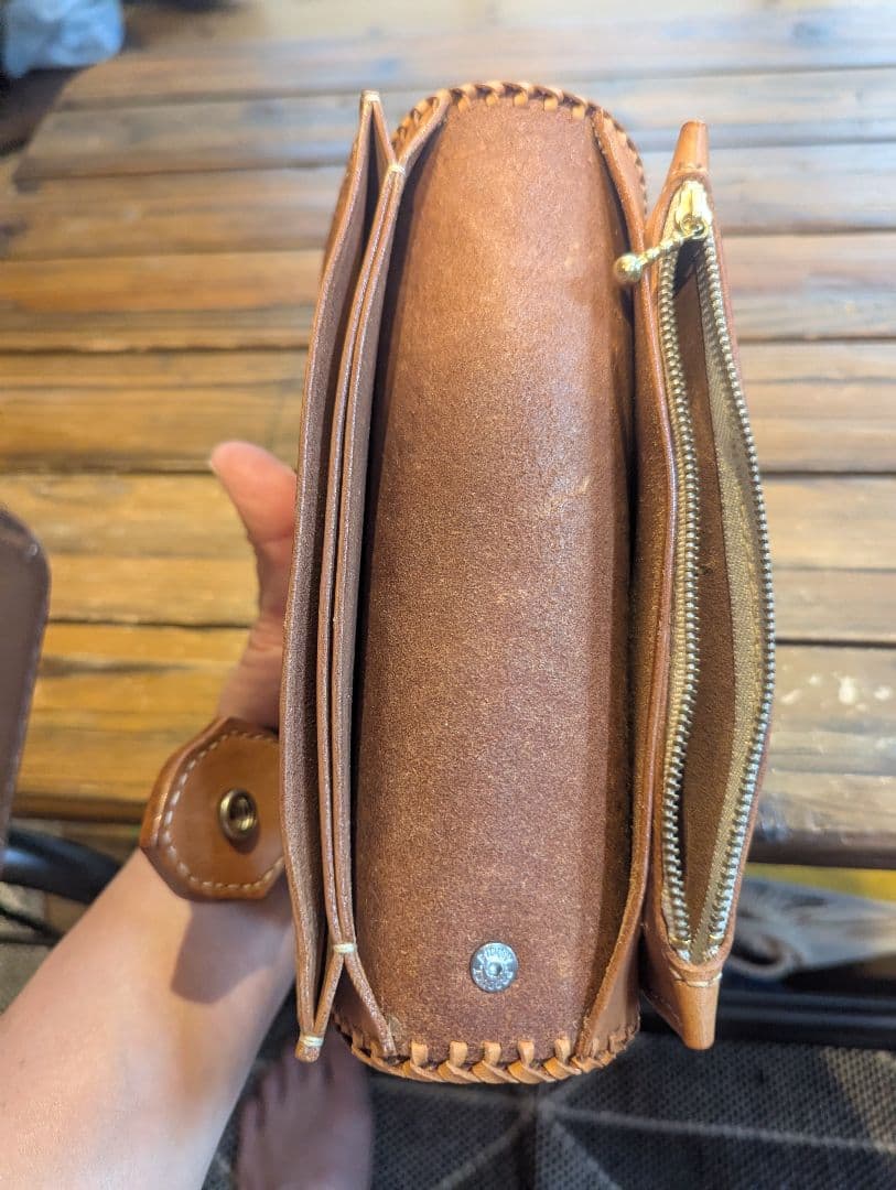 手彫り花模様レザー長財布