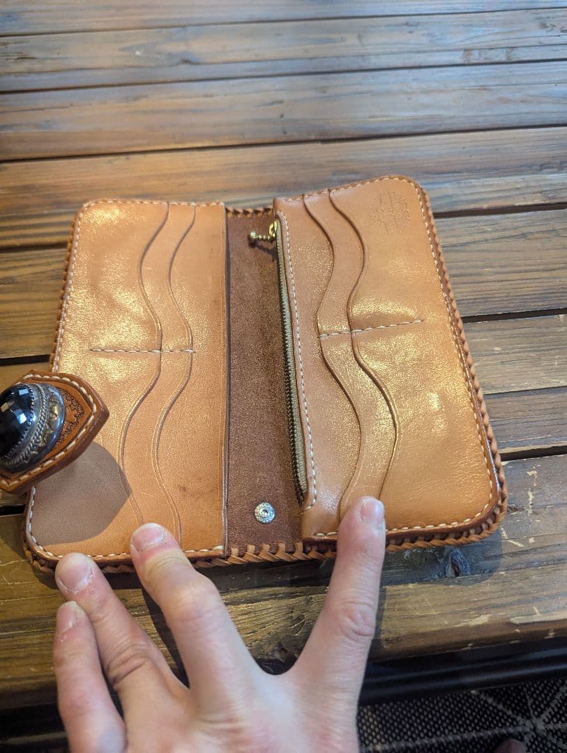 手彫り花模様レザー長財布