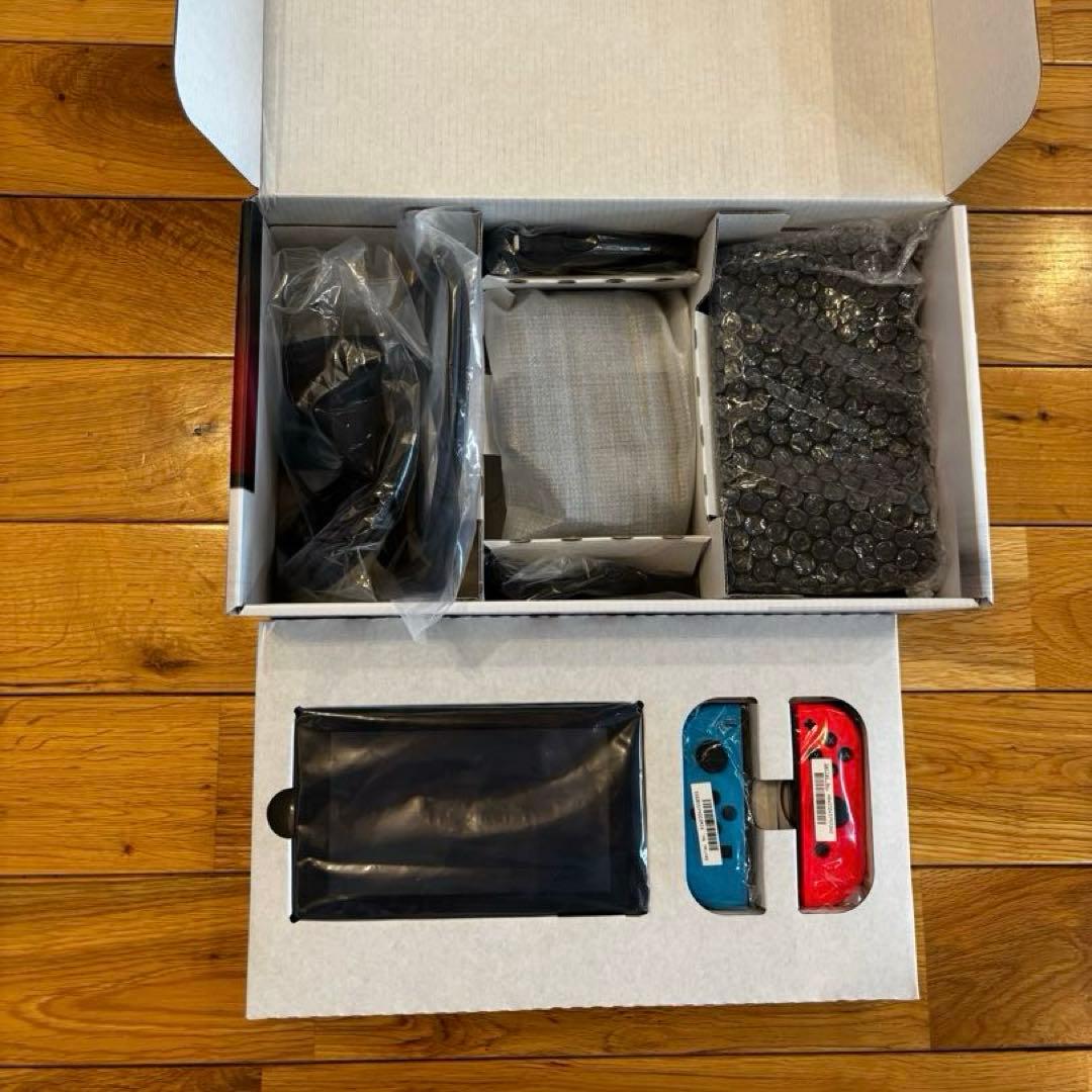 Nintendo Switch 本体　ネオンブルー（L）　ネオンレッド（R）