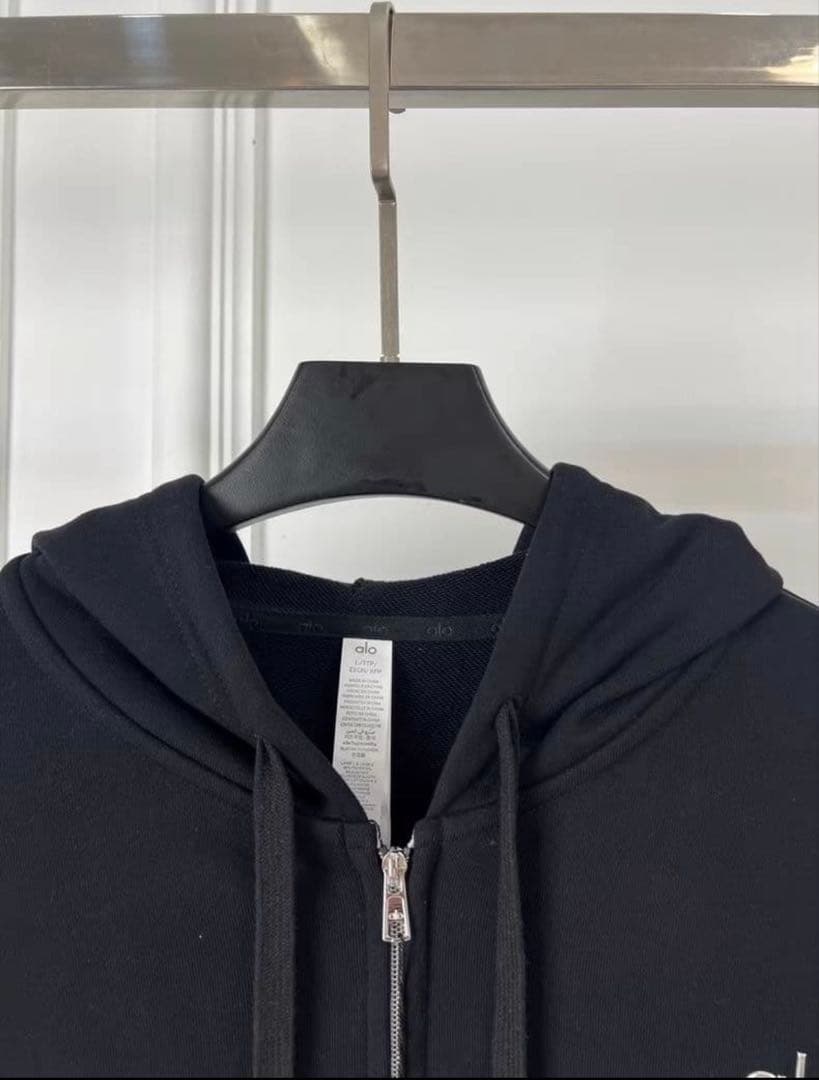 新品未使用　alo Yoga ジップアップパーカー 黒