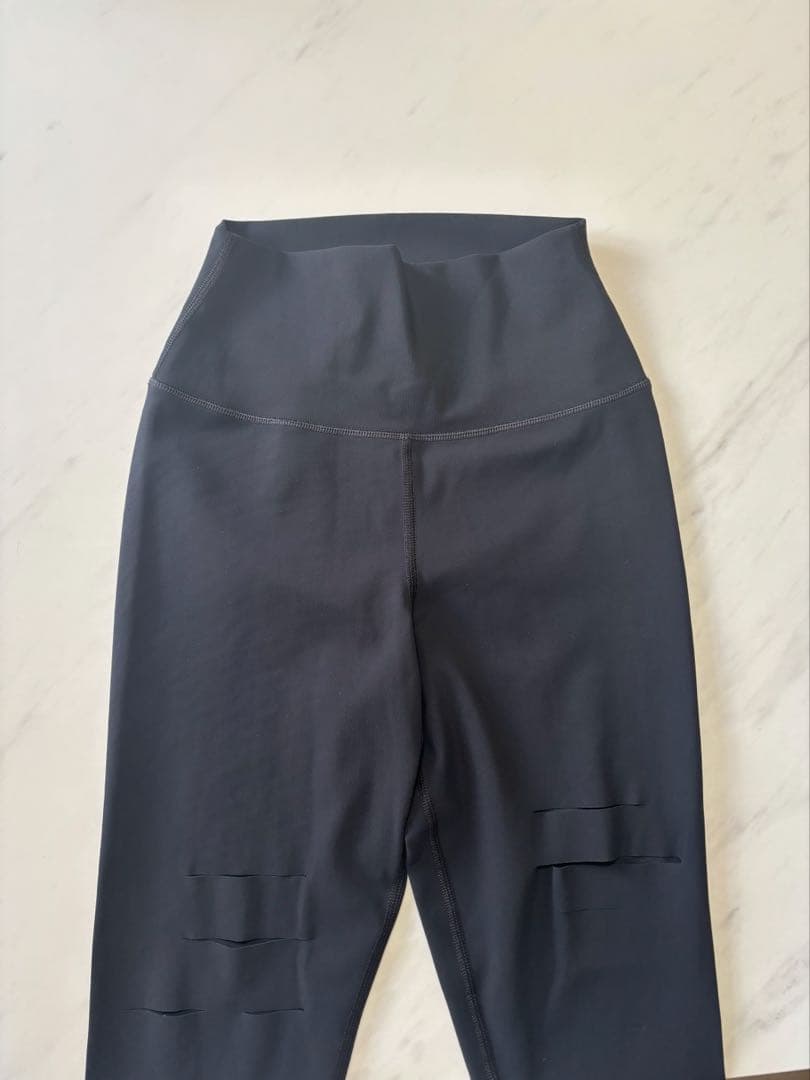 【超美品】alo yoga ダメージレギンス　ブラック