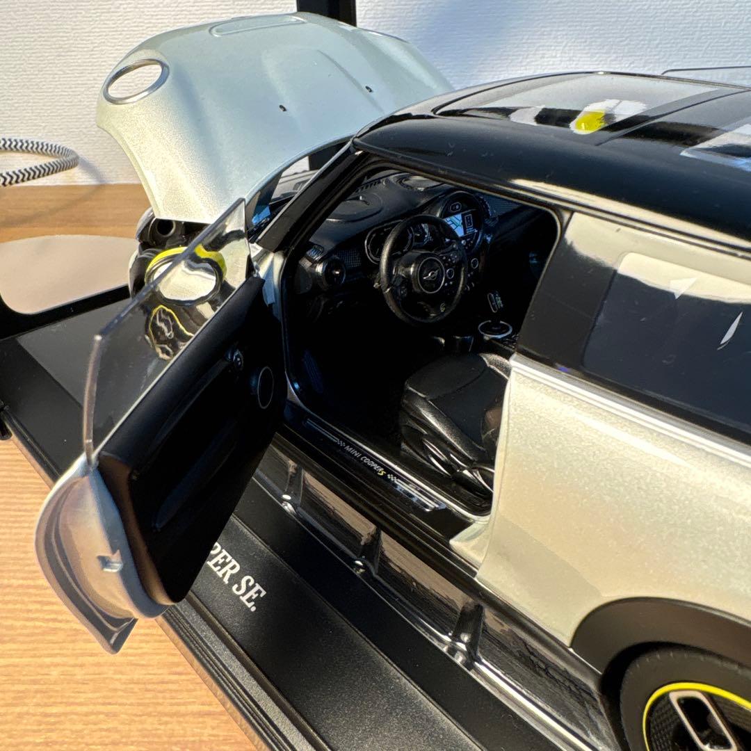 ミニ　クーパー　SE 1/18 ミニカー　シルバー　イエロー