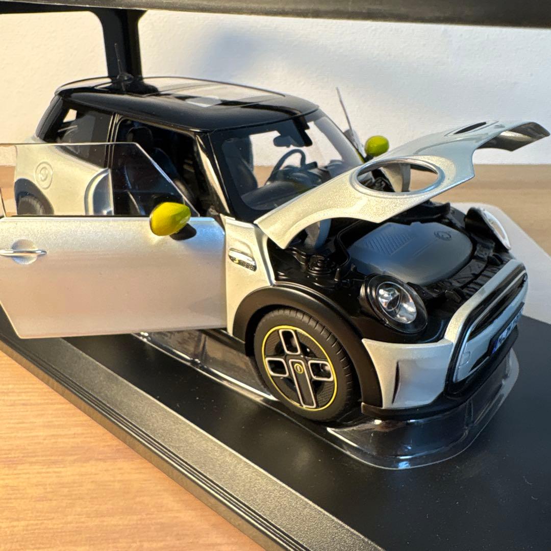 ミニ　クーパー　SE 1/18 ミニカー　シルバー　イエロー