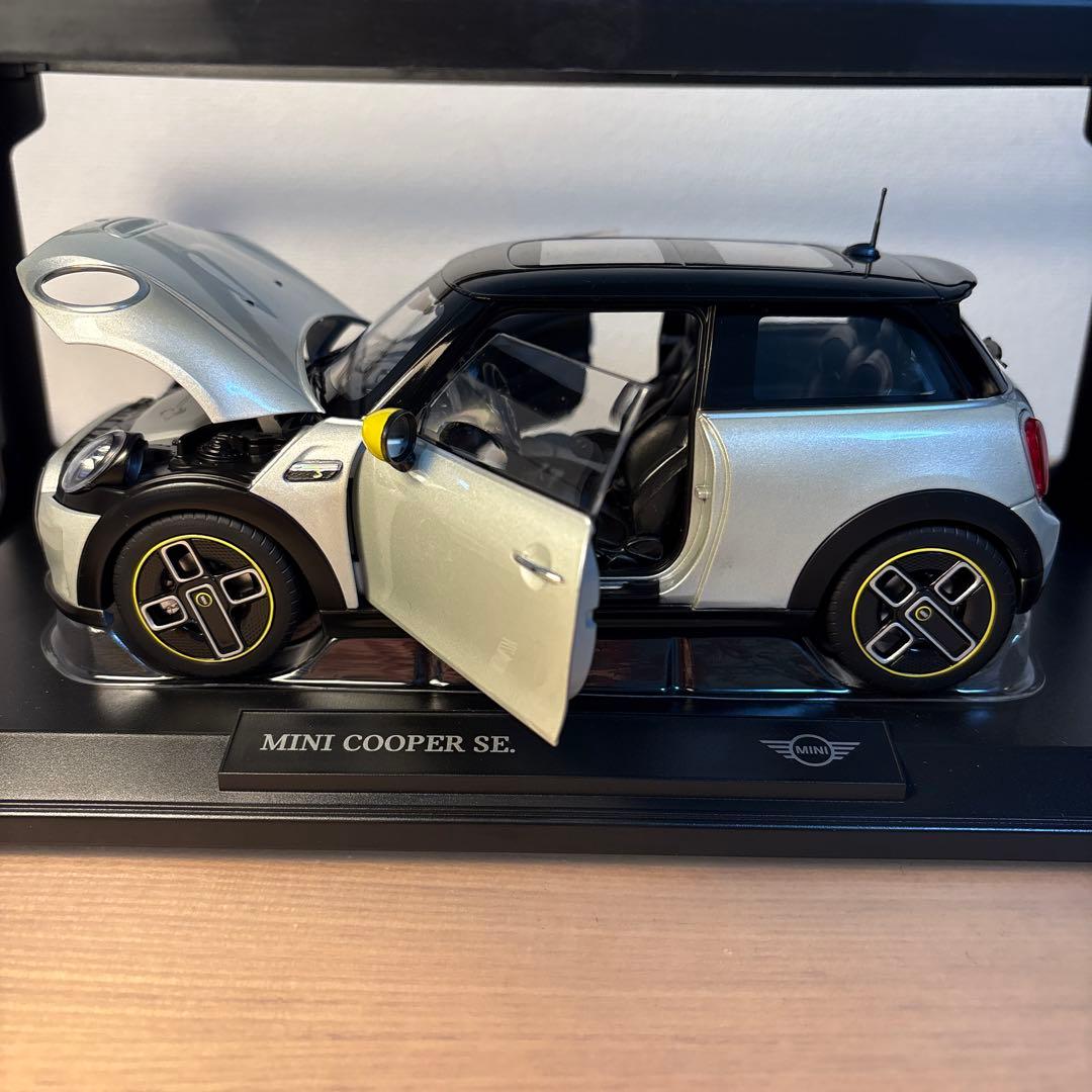 ミニ　クーパー　SE 1/18 ミニカー　シルバー　イエロー