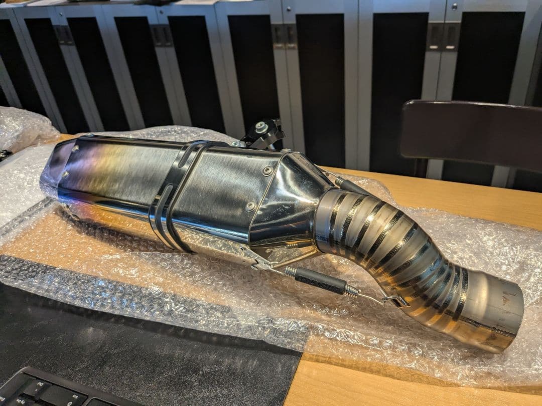 TRICKSTAR IKAZUCHI ZH2用スリップオンマフラー