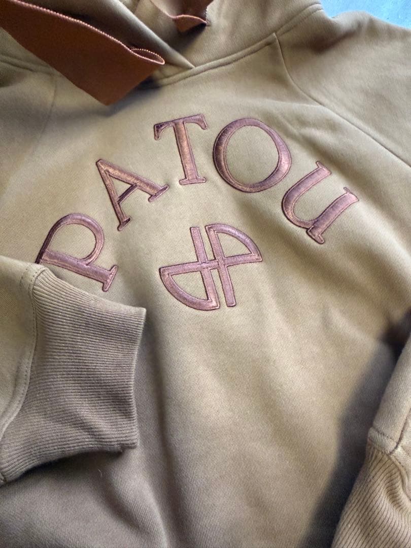 パトゥ　新作　パーカー