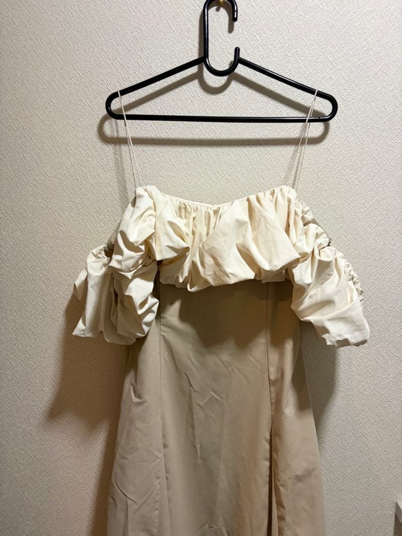 eimy istoire ギャザーフリルオフショルワンピース