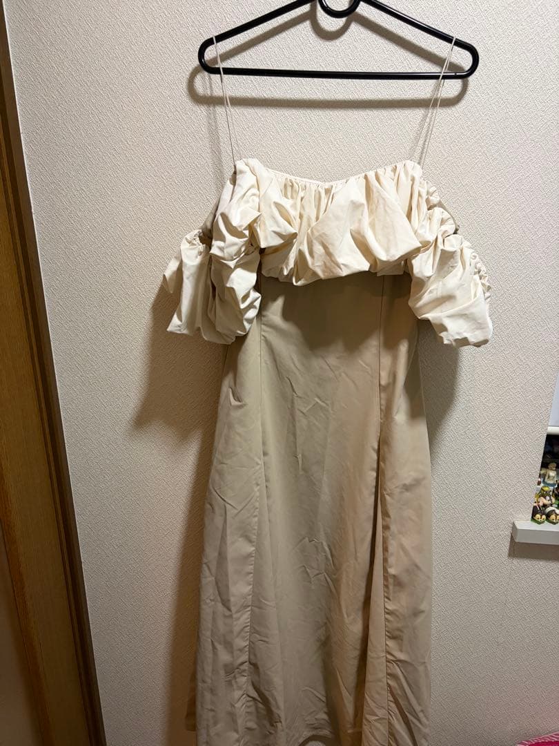 eimy istoire ギャザーフリルオフショルワンピース