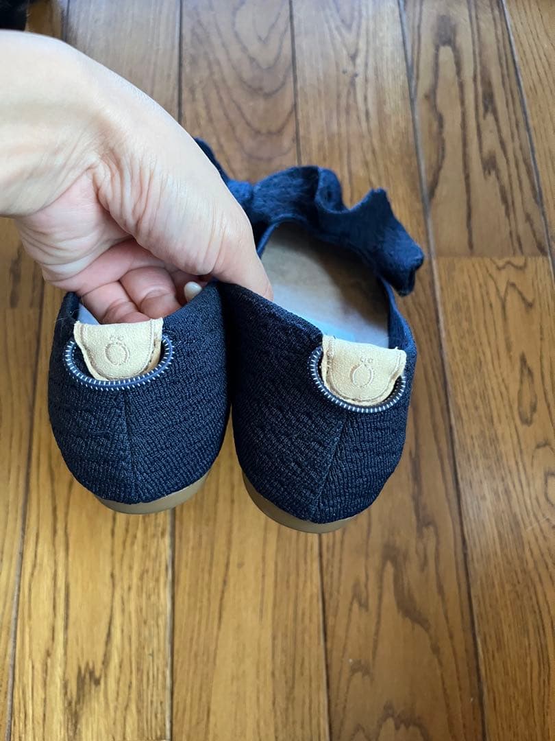 Offen フリル付きネイビー フラットシューズ