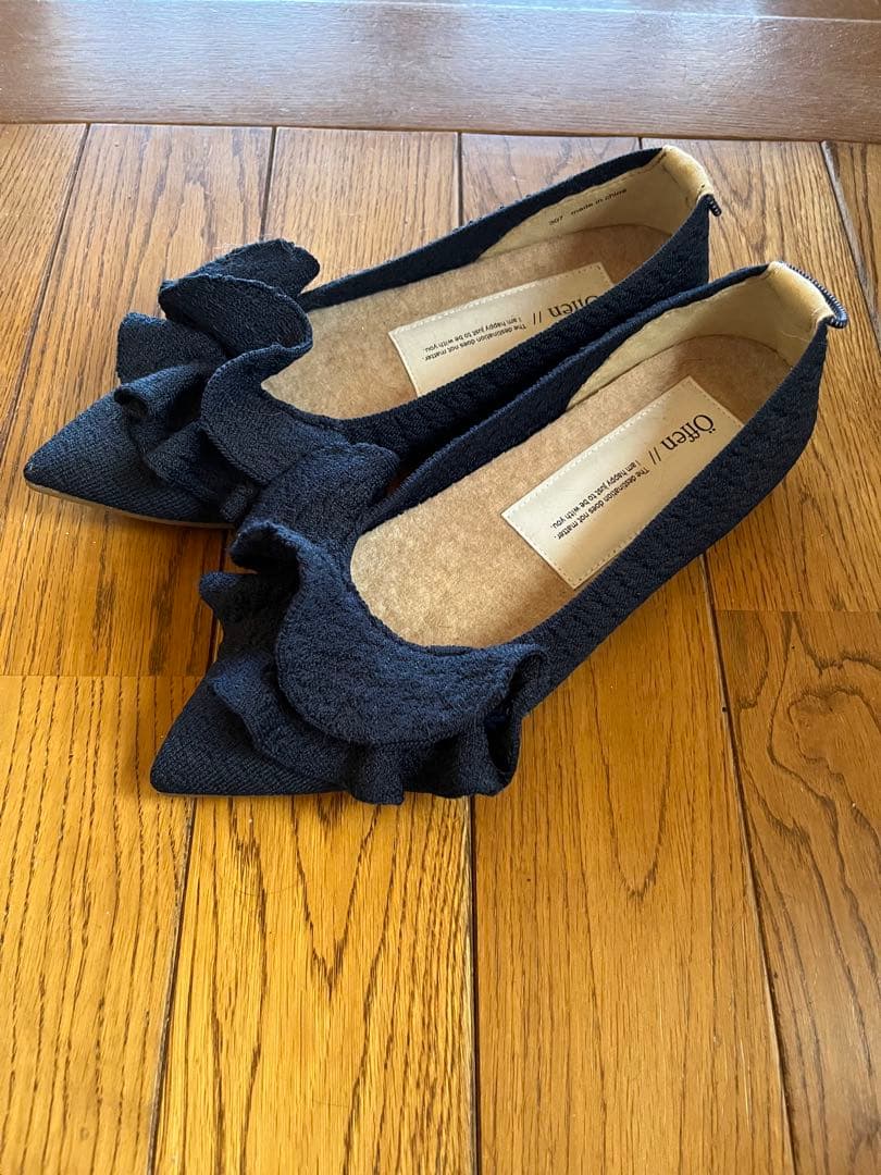 Offen フリル付きネイビー フラットシューズ