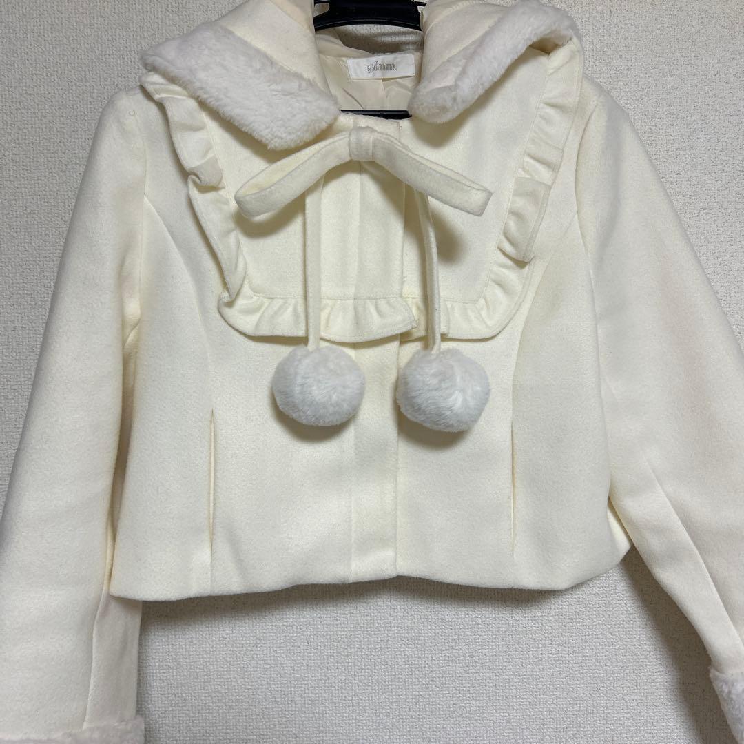 pium ピウムファーリボンヨークフリルショートコート　ホワイト