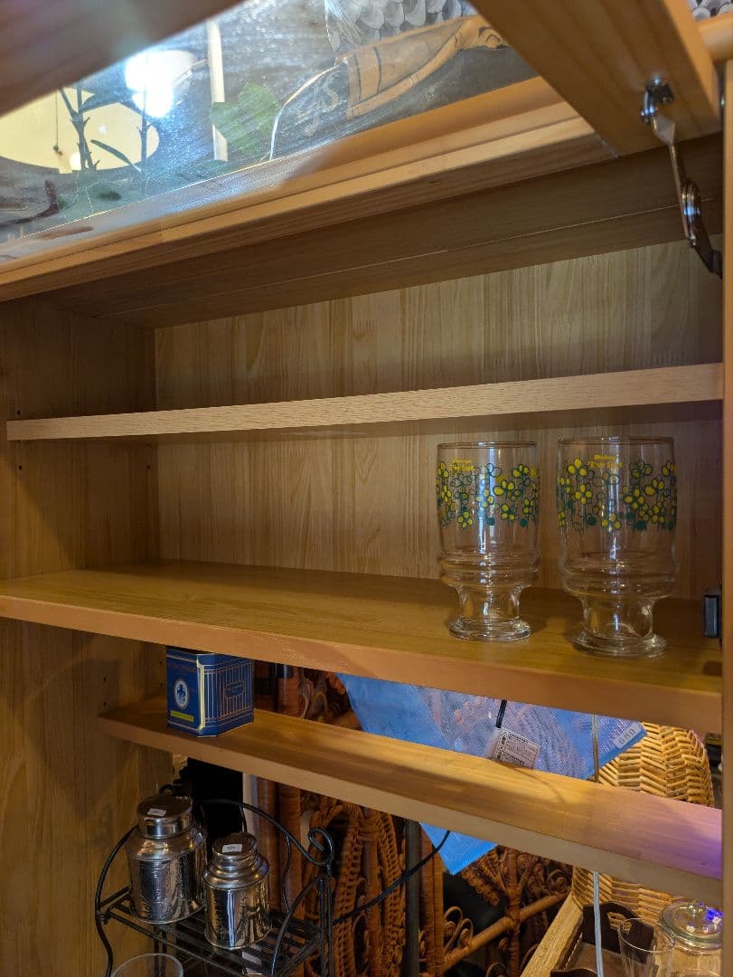 モモナチュラル 木製食器棚 ガラスドア付き タイル天板 廃盤品