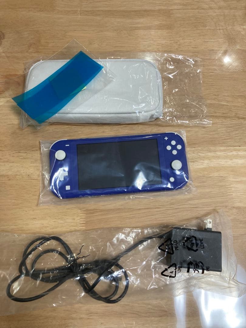 Nintendo Switch Lite Blue 専用ケース付き