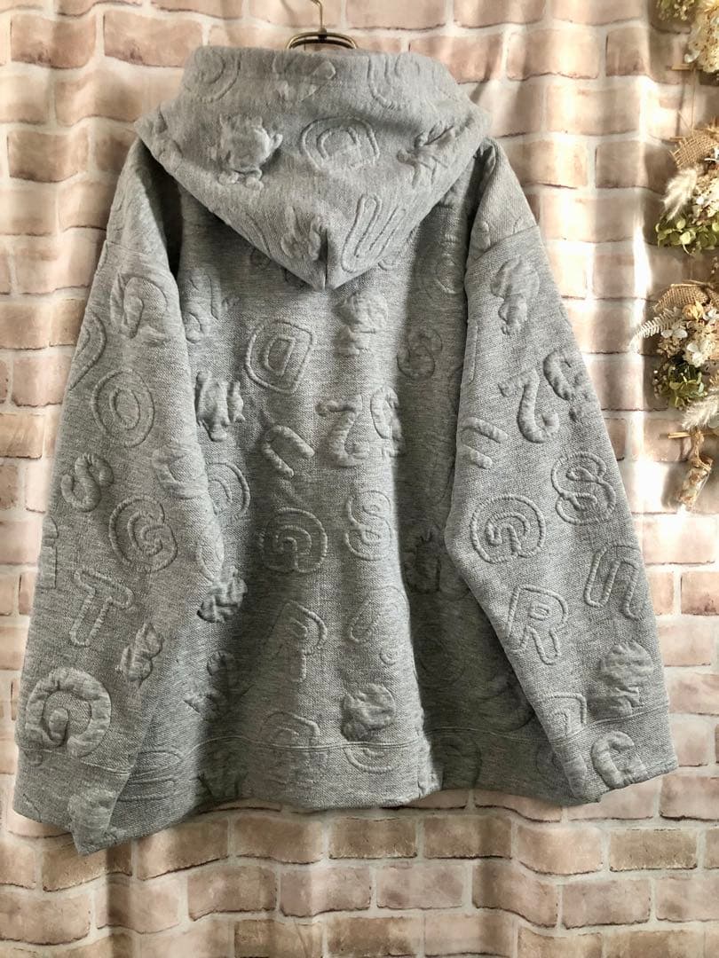 ドラッグストアーズ ★ぷくぷくエンボスロゴ模様のジップアップパーカー★グレー